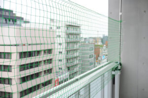 ベランダや窓からの転落防止に最適な安全柵ネット設置で安心の住環境づくりサポート