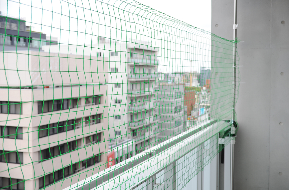 ベランダや窓からの転落防止に最適な安全柵ネット設置で安心の住環境づくりサポート